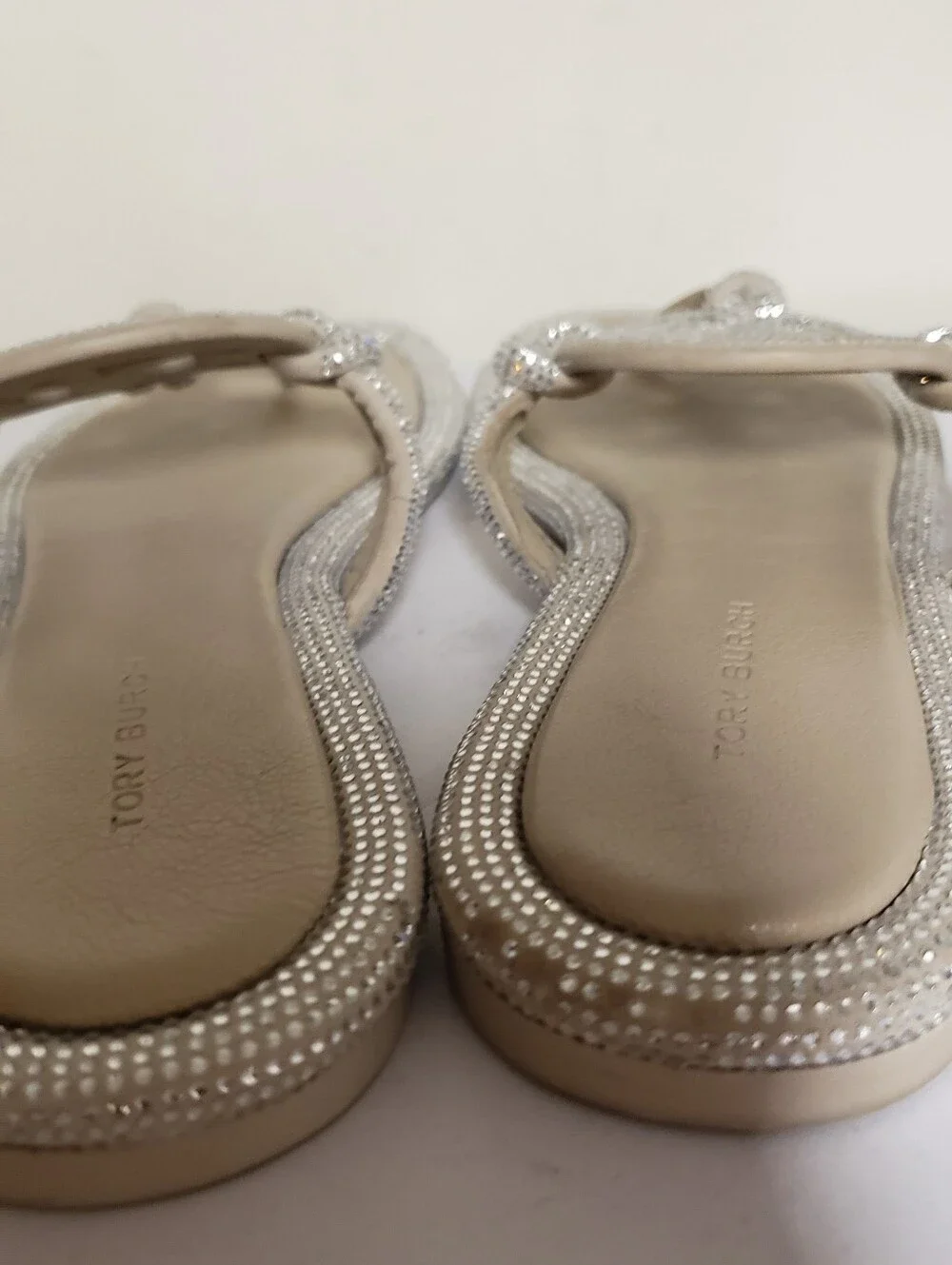 Toey burch Miller Knottef pave thong  sandal stone grey